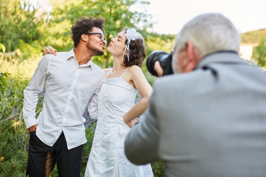 Un photographe pro de mariage en action qui connait le salaire qu'il peut gagner
