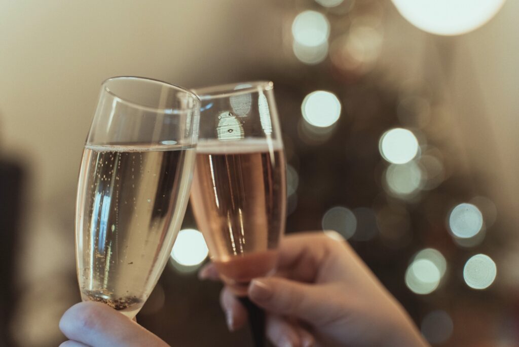 Deux verres de champagnes symbolisent la réussite du projet de devenir photographe professionnel.