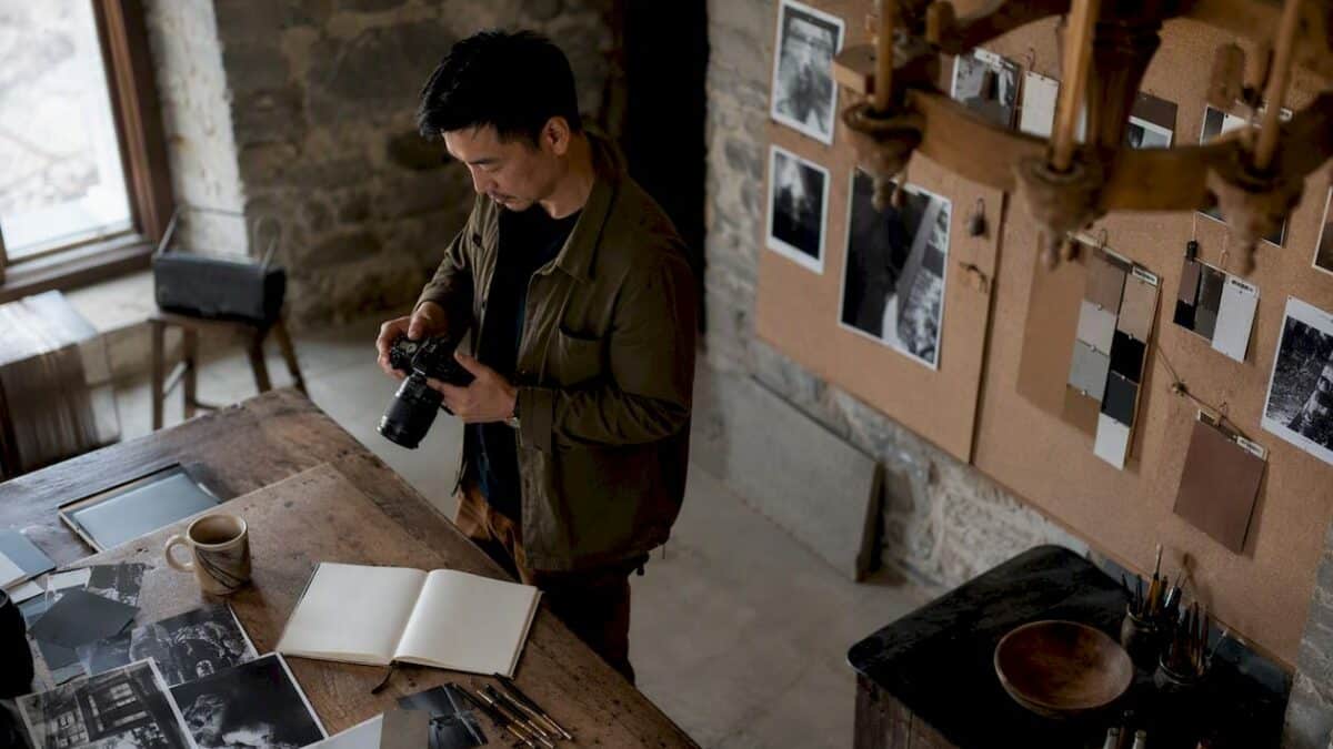 Photographe professionnel en pleine préparation de ses posts pour les réseaux sociaux