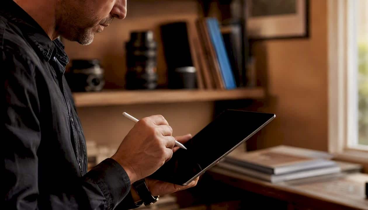 Photographe en train d'approuver un devis en ligne