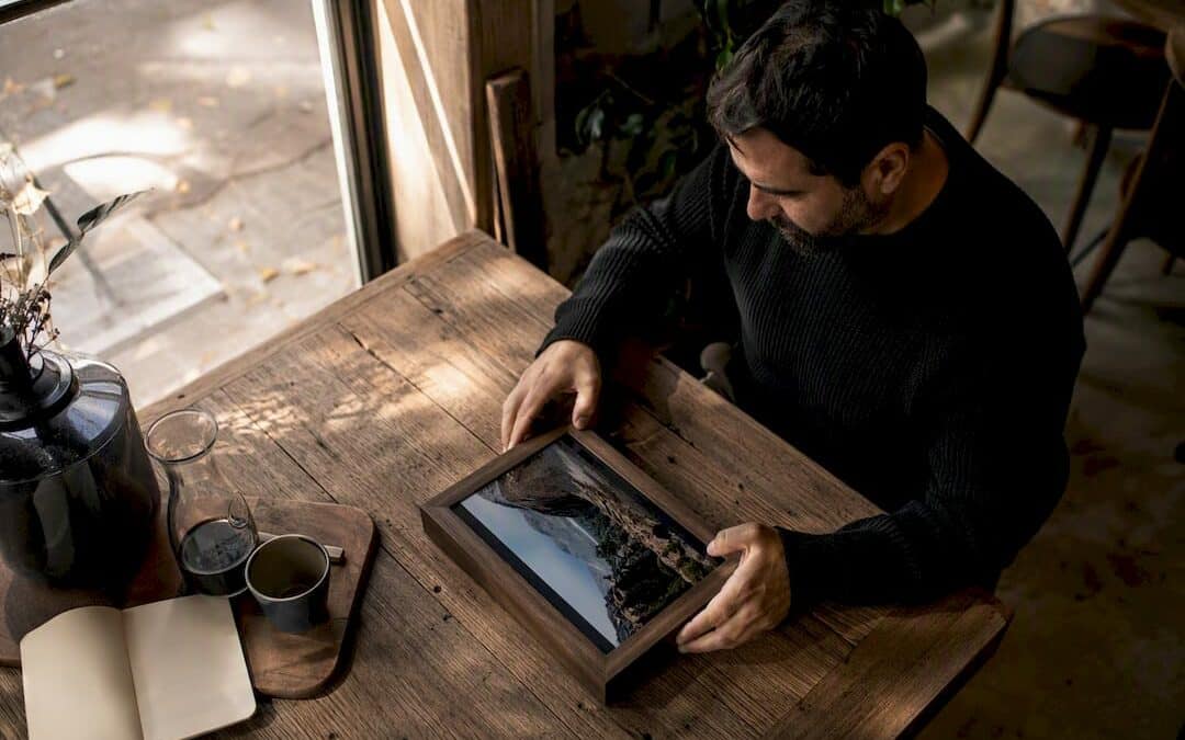 Le photographe finalise la sélection et la retouche des clichés avant de remettre les photos à son client.