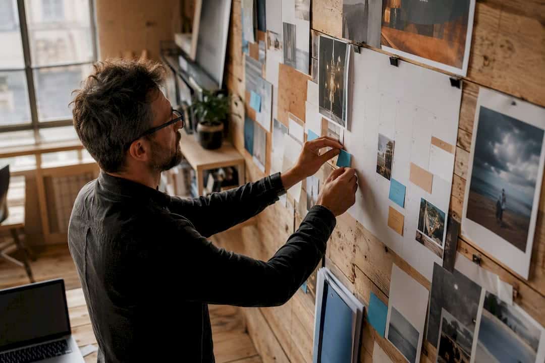 Des mains qui organisent un profil client et planifient les dates dans un agenda
